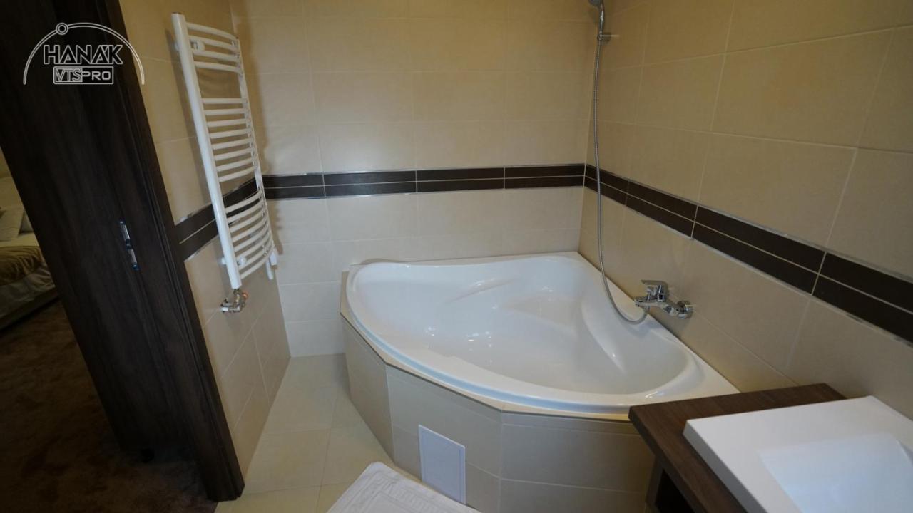 Hotel Irisz นีเรกฮาซา ภายนอก รูปภาพ