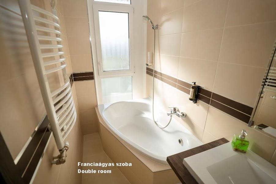 Hotel Irisz นีเรกฮาซา ภายนอก รูปภาพ