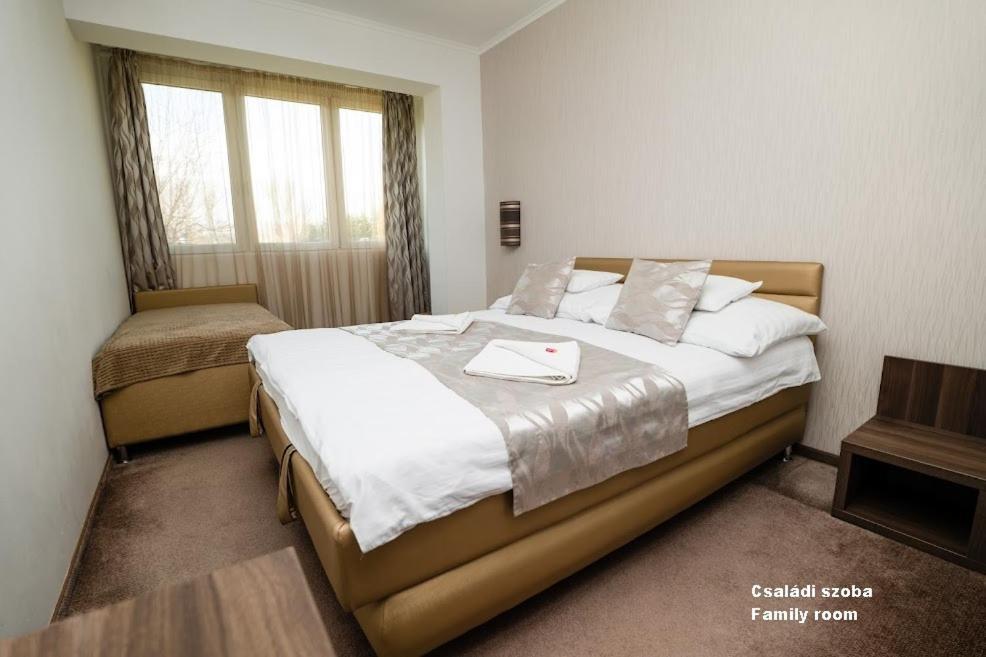 Hotel Irisz นีเรกฮาซา ภายนอก รูปภาพ