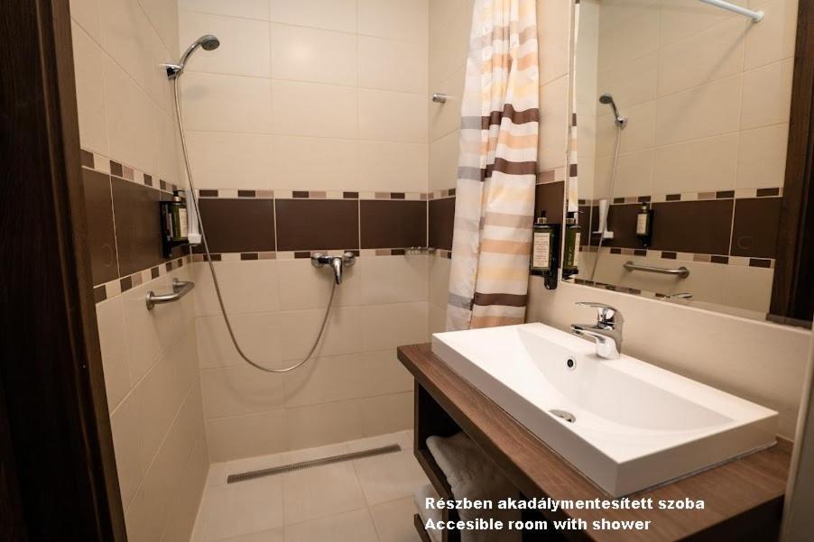 Hotel Irisz นีเรกฮาซา ภายนอก รูปภาพ