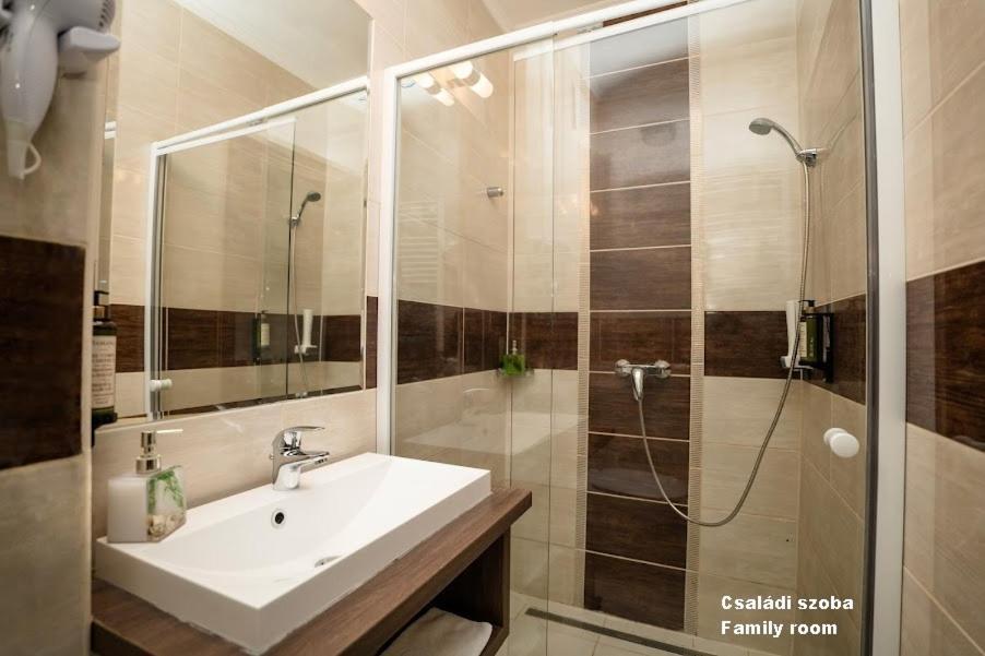 Hotel Irisz นีเรกฮาซา ภายนอก รูปภาพ