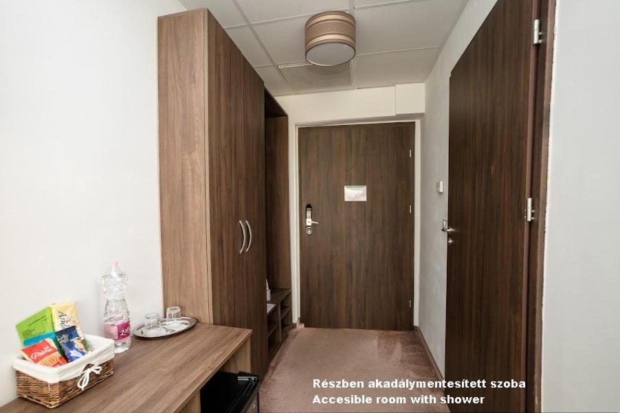 Hotel Irisz นีเรกฮาซา ภายนอก รูปภาพ