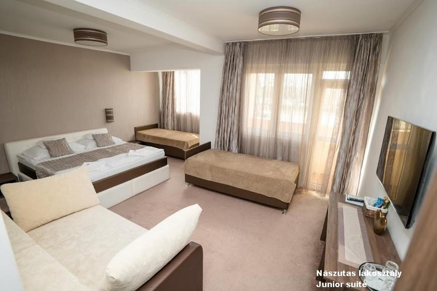 Hotel Irisz นีเรกฮาซา ภายนอก รูปภาพ