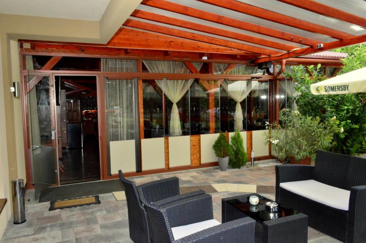 Hotel Irisz นีเรกฮาซา ภายนอก รูปภาพ